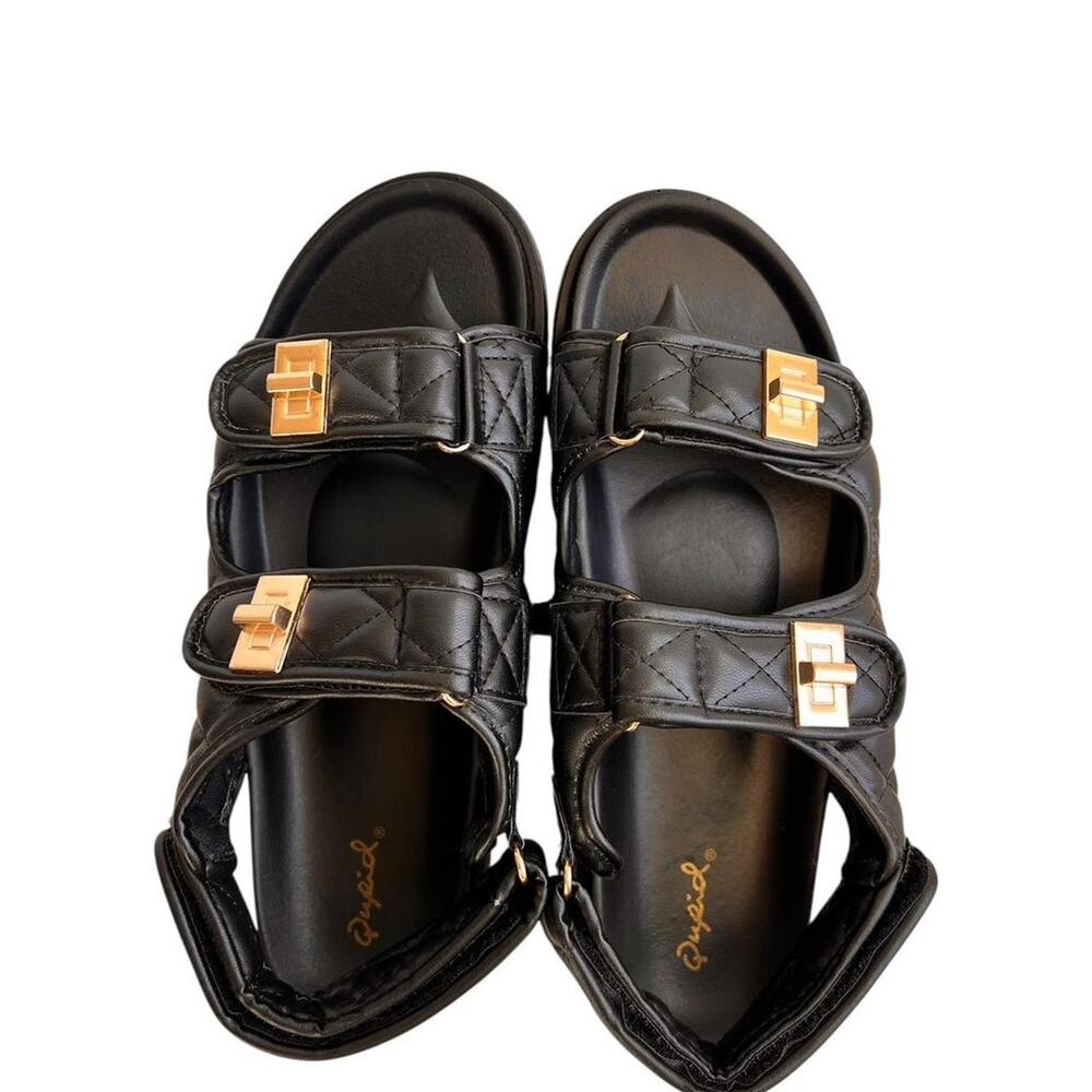 Qupid Black Quilted Platform Sandals Gold Hardware Sporty Chic Women’s 10